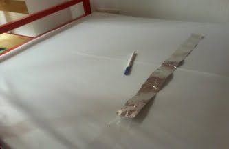 Metallic strip on a bed linen